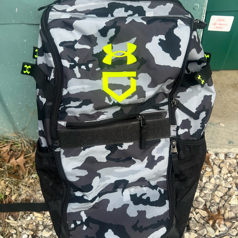 NEW large Under Armour backpack/sports bag